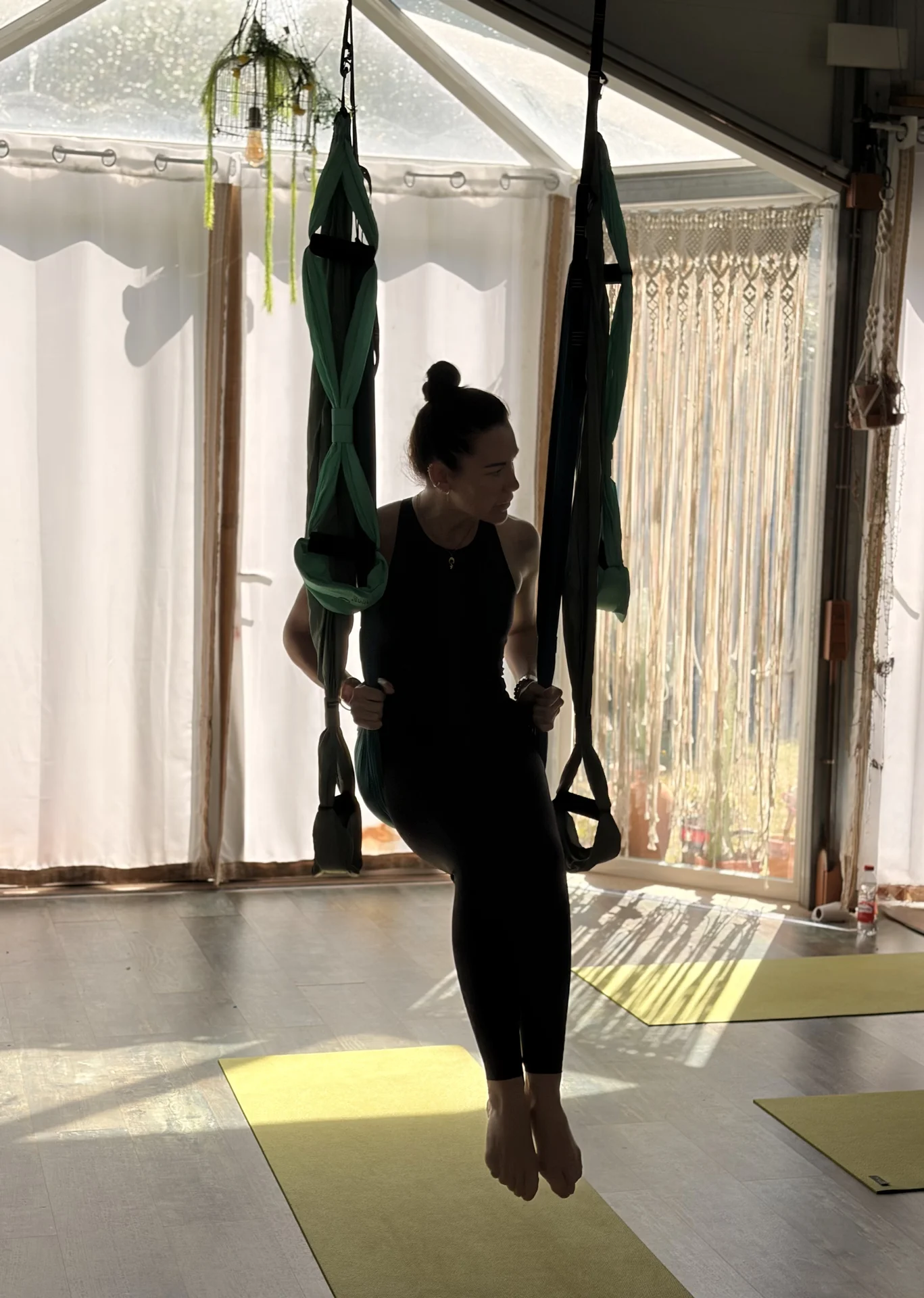 Tela de yoga aéreo ÉTORY — suspensi&oacute;n y consciencia